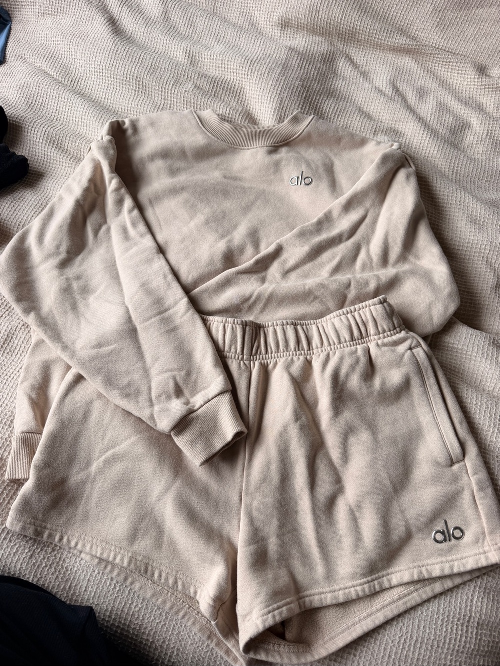 Alo Set - Crewneck Sweatshirt & Shorts